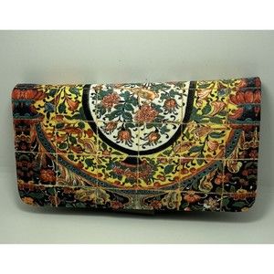 Women’s Floral/ Brown Wallet With Gold Zipper.